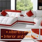 Vörös és fehér kanapé a belső térben