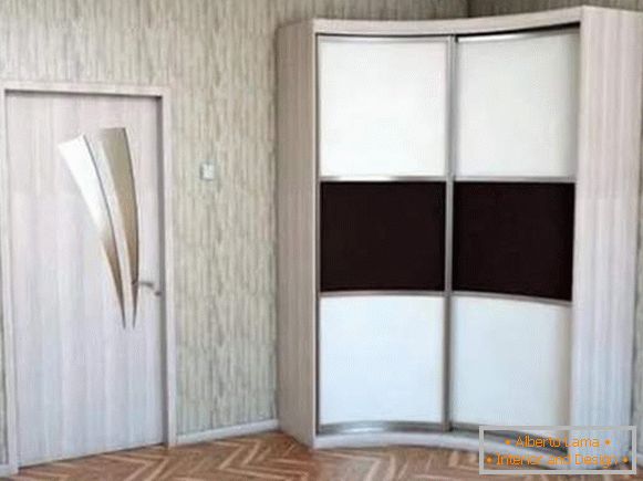 Sarokszekrény szekrény a hálószobában két sugaras ajtóval