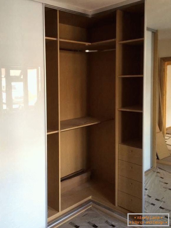 Kényelmes töltése egy szekrény szekrény egy rekesz egy hálószobában egy fényképen