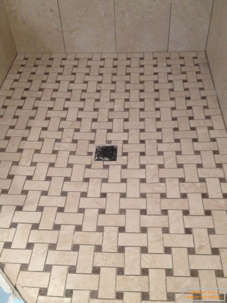 megbabonázó-dekoráció-of-zuhanyzó-padlólapok-in-bézs színű, szintén egyszerű-négyzet-elvezető