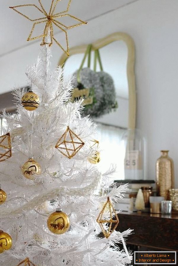 Karácsonyfa arany játékokkal