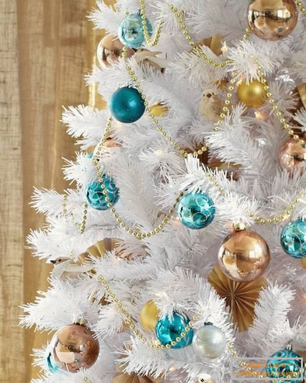 Karácsonyfa arany és kék játékokkal
