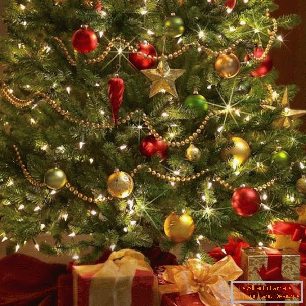 Vörös és arany golyó egy zöld karácsonyfa