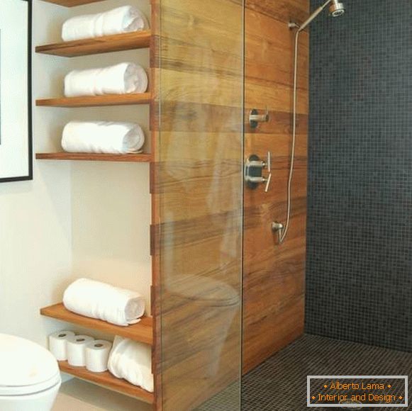 Fából készült polcokkal ellátott fürdőszoba