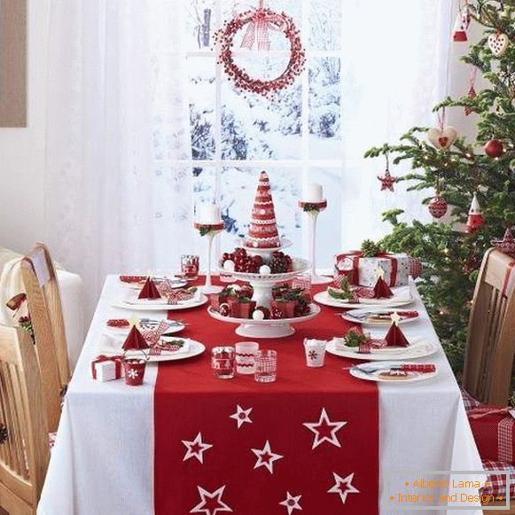 Az újévi asztal díszítése a saját kezével piros és fehér színben