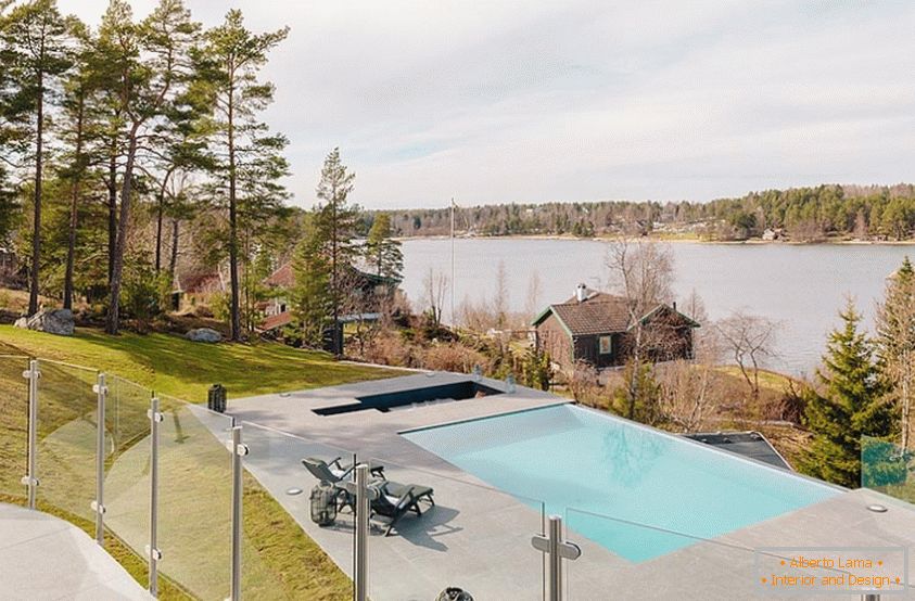 Kilátás az ablak egy luxus villa Svédországban