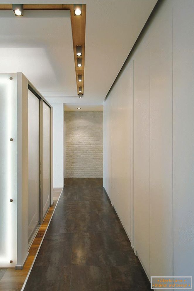 Folyosó, fehér és szürke árnyalattal díszített fa elemekkel