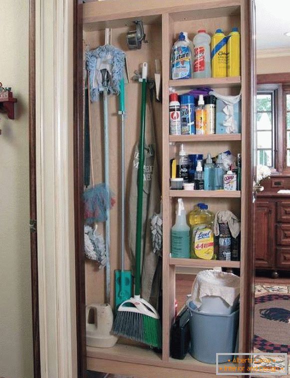 Hol tárolja a mosogatószereket a házban a konyhában