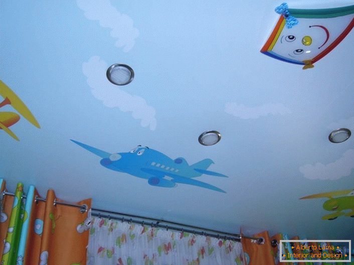 Vicces stretch mennyezet a rajzfilm repülőgépekről. A gyerekek tetszenek neki.