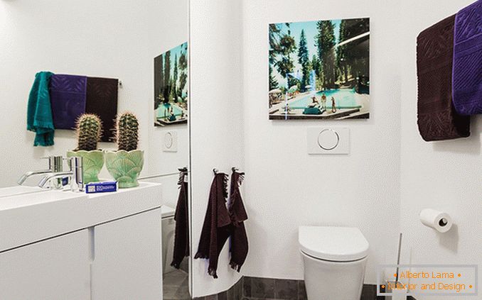Fürdőszoba fehér színben egy kis stúdió lakás Svédországban