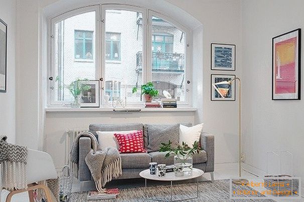 A skandináv stílusban berendezett kis lakás nappalija