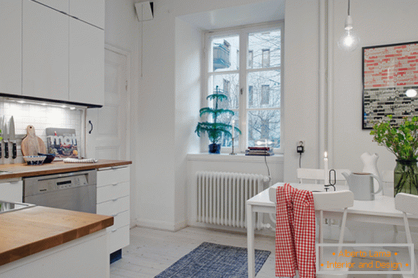 Konyha étkezővel egy kis lakás skandináv stílusban