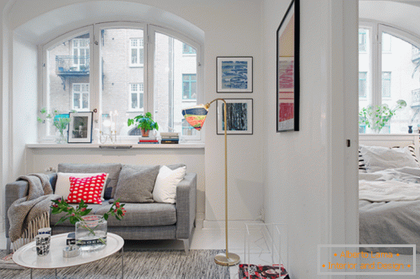 A skandináv stílusban berendezett kis lakás nappalija és hálószobája