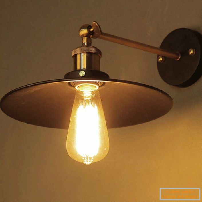 A nem vonzó lámpa világos részletgé válik a hálószobában. Semmi sem felesleges.