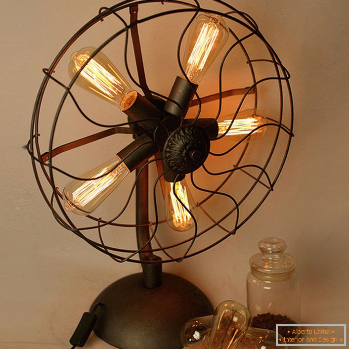Egy régi ventilátor formájában lévő asztali lámpa fog