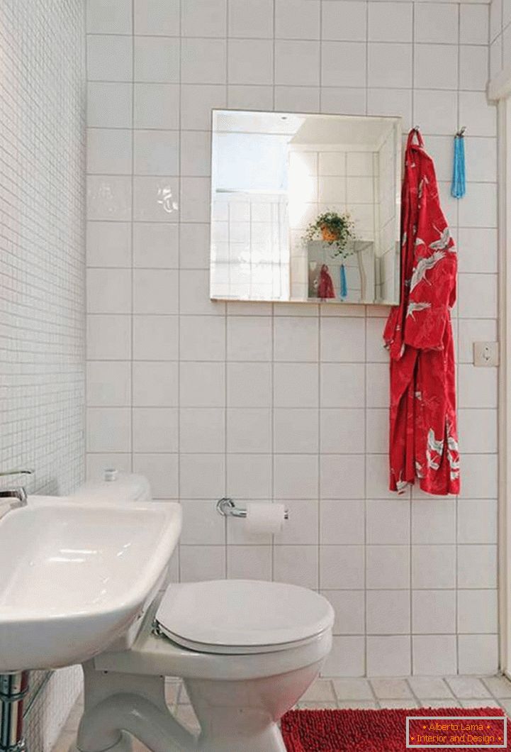 interesting-kis-fürdőszoba-tervezés-with-toilet-and-washing-stand-plus-red-bath-mat-on-white-tiles-flooring-as-well-as-mirrored-recessed-medicine-cabinets-744x1095