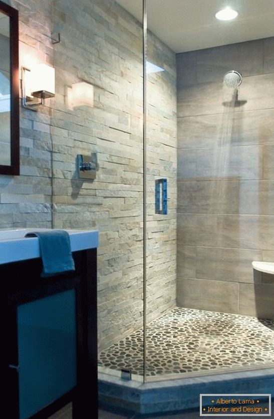 Falak mesterséges kőből készült zuhanykabinban