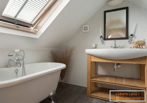 Gyönyörű kis fürdőszoba tetőtéri stílusban