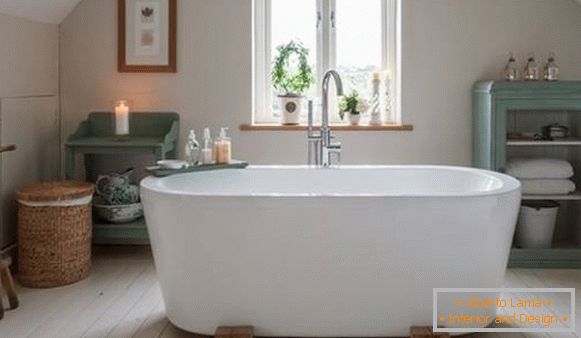 Hangulatos fürdőszoba tetőtéri stílusban - belső fotó