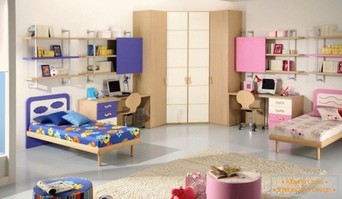 A gyermekszobát kék és rózsaszínű színek díszítik. Ideális szoba design egy lány és egy fiú számára.