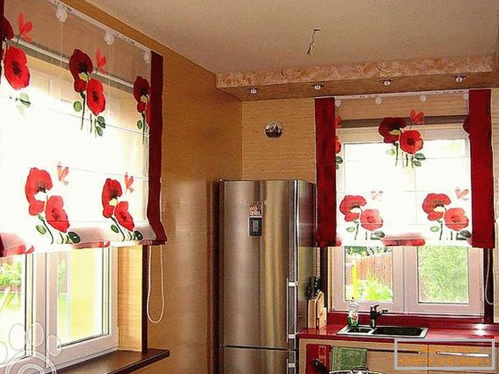 Egy vidám konyha áttetsző függönyökkel, élénk piros virágokkal.