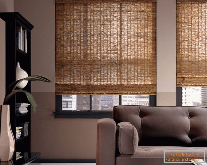 Bambusz függönyök felemelése - egy modern, tágas nappali vagy irodai belső kialakítás nem szabványos változata.