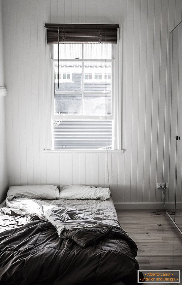 Alacsony ágy a hálószobában