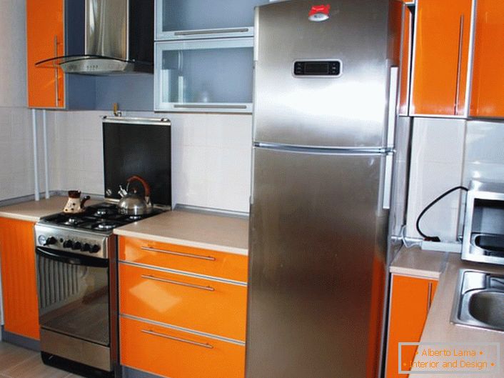 A szögletes konyhabútorok kiválasztásával maximálisan kihasználhatja a kis helyiséget.
