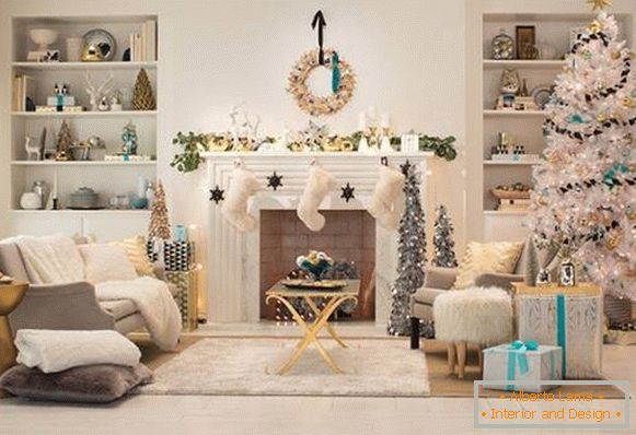 Fehér karácsonyfa és szép dekoráció