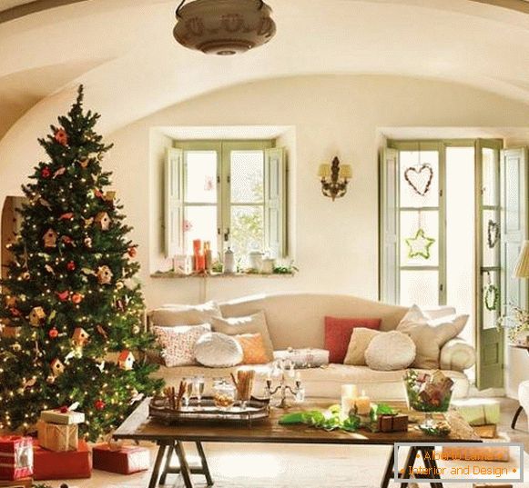Karácsonyfa házi dekorációval