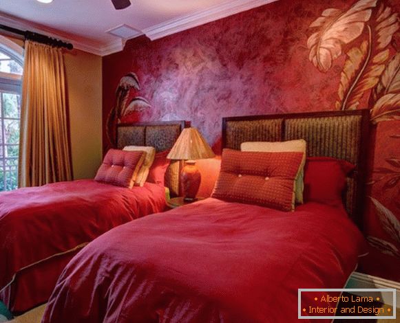 Vörös velencei stukkó fotó a hálószobában