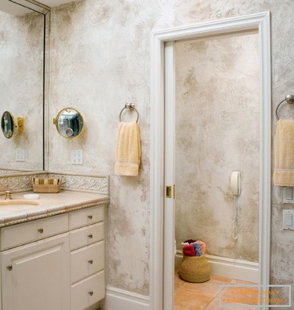 Gyönyörű velencei stukkó a fürdőszobában fotó
