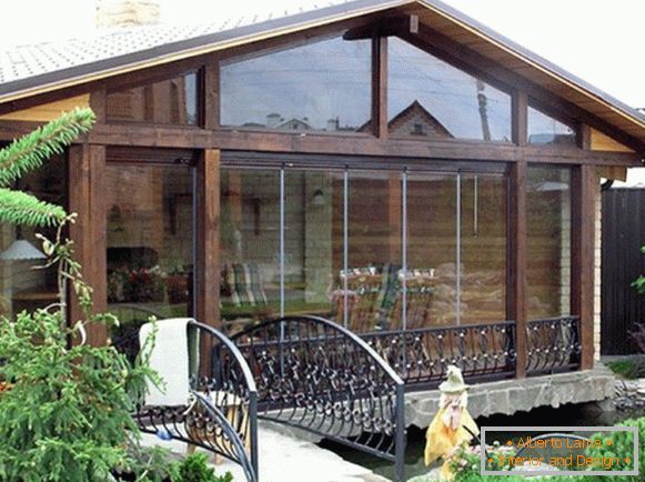 A házhoz fából készült veranda фото 1