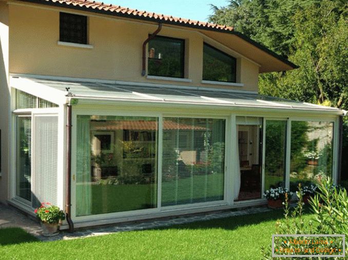 Üveg a ház verandáihoz kapcsolódik