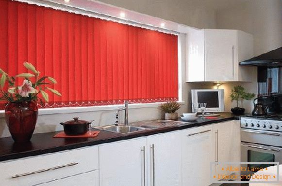 redőnyök ablakokon függőleges szövet a konyhában, fotó 15