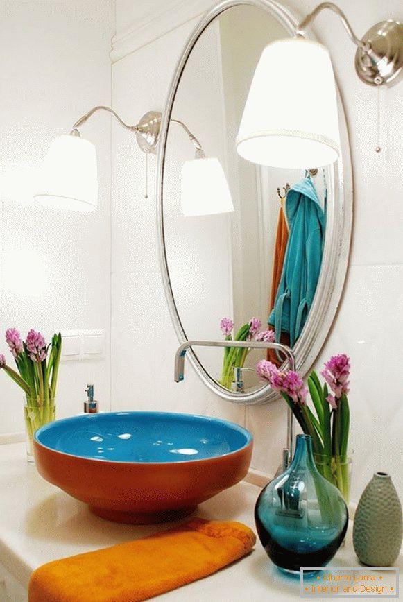 A jácintok aromája kellemes szaggal tölti fel a fürdőszobát