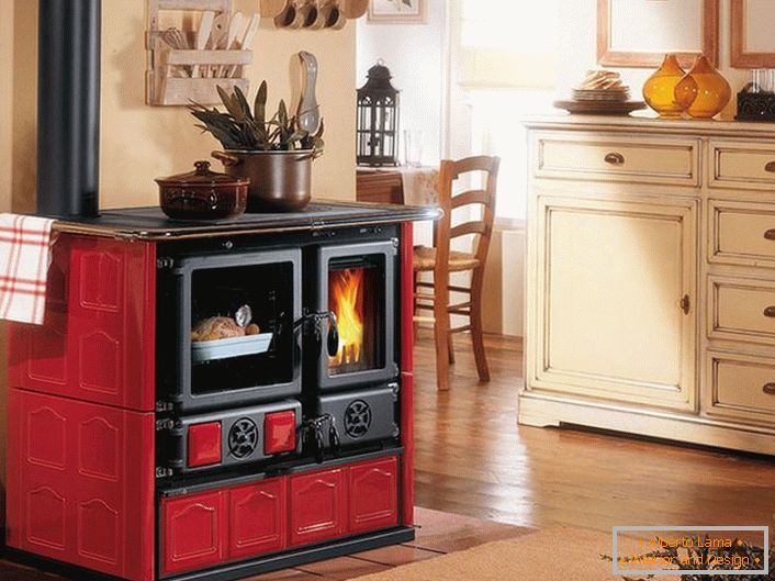 A kandalló piros és fekete színekkel díszíti a konyhát Provence stílusában.