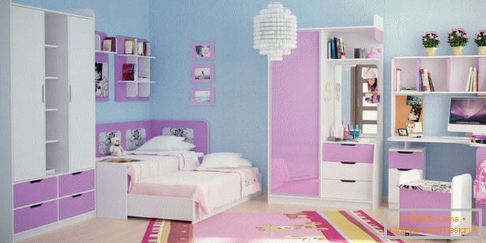 A fehér rózsaszínű rózsaszín alkalmas a fiatal hölgy számára moduláris bútorok díszítésére. A kék színű falak befejezése kedvezően a bútorkészletre összpontosít.
