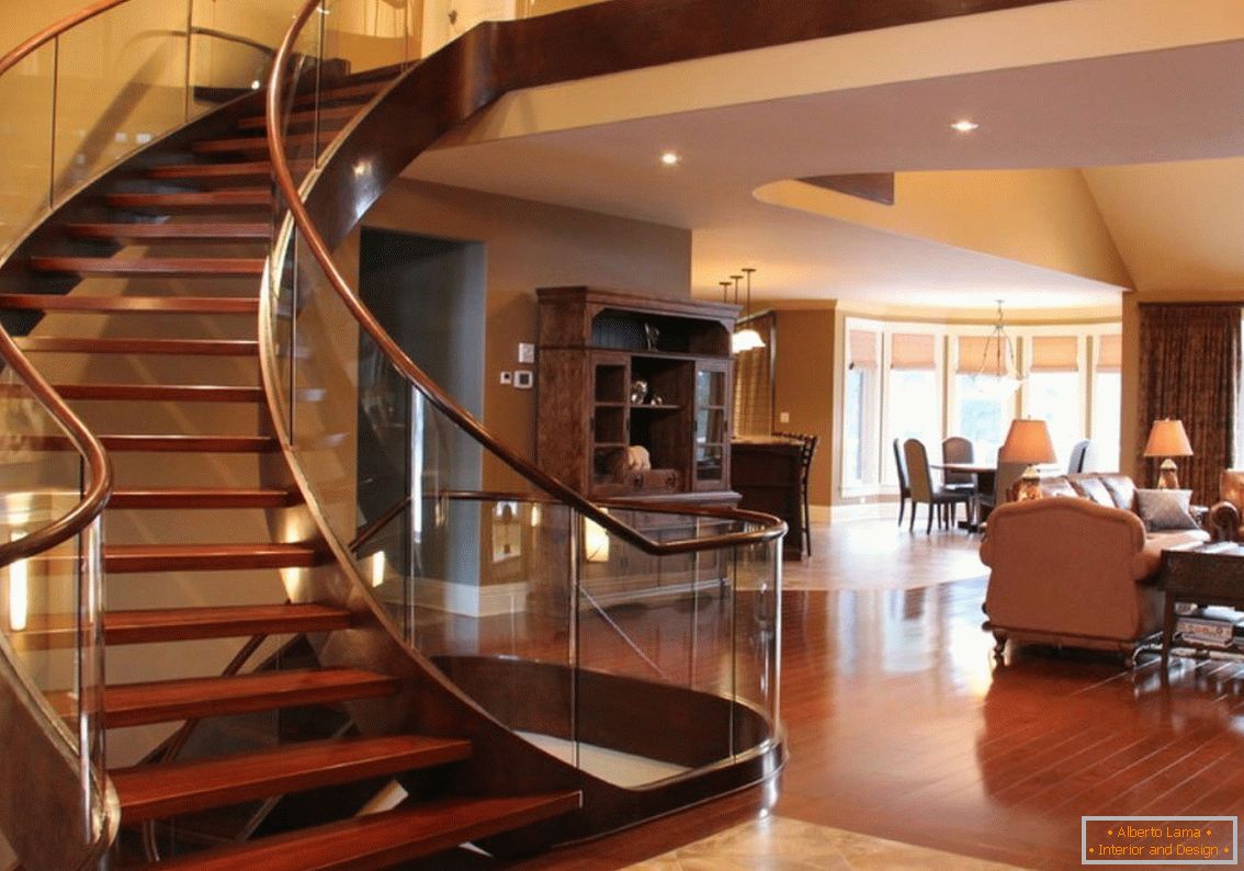 Egy széles lépcsőház a házban
