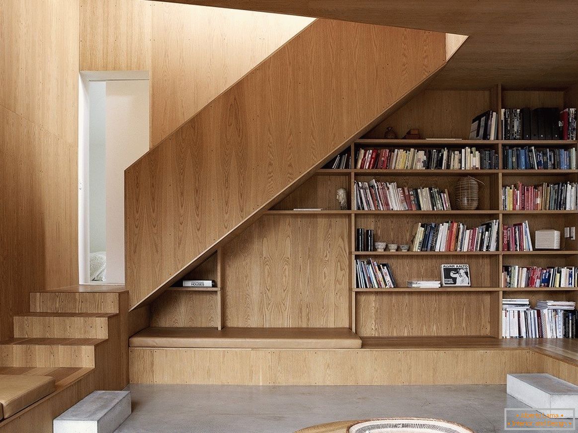 Könyvespolcok a lépcső alatt
