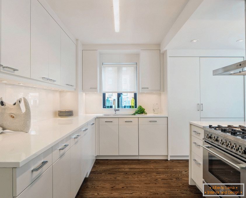 Modern konyha fehér tónusú, sötét padlóval és teljesen fehér mennyezet