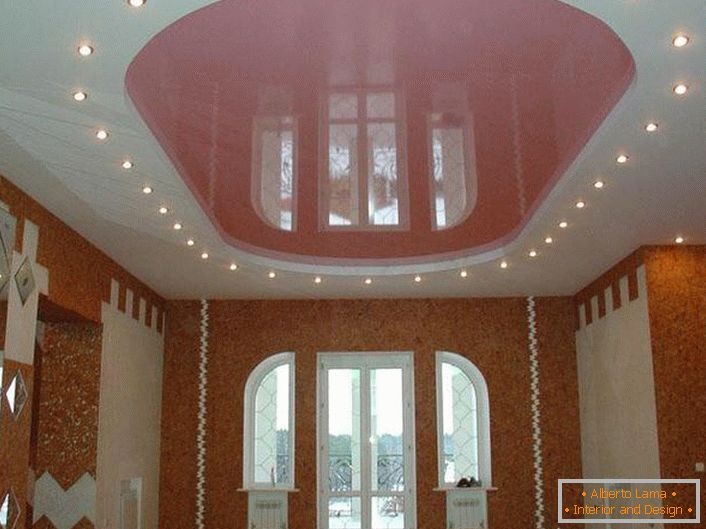 Rózsaszín ovális stretch mennyezet LED-es világítással egy nagy házban egy vidéki házban.