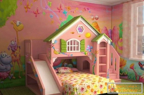 Rózsaszín tapéta egy kislány szobájában