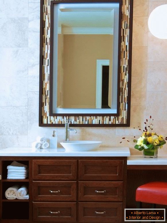 Modern tükör a fürdőszobában