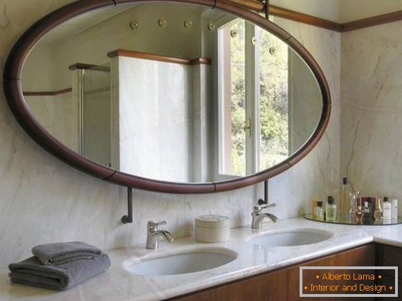 Nagyméretű ovális tükör a fürdőszobában