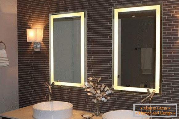 Négyszögletű tükrök háttérvilágítással a fürdőszobában