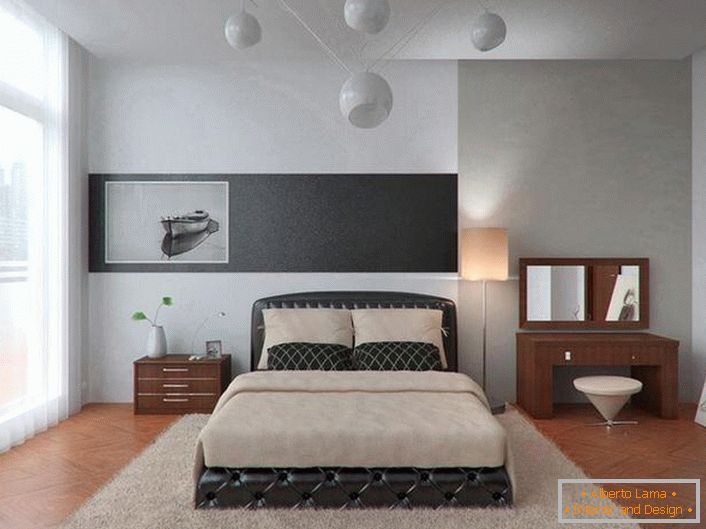 A nagyméretű ágy a minimalista stílusban bőrrel kárpitozott. Érdekes megoldás az elegáns hálószobának.