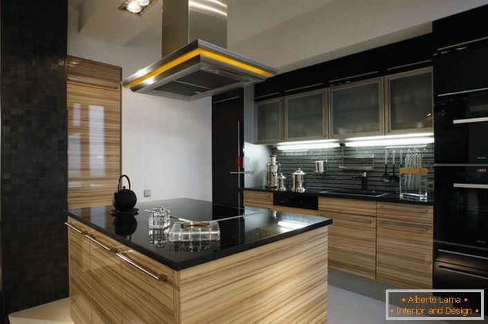 A minimalizmus stílusában lévő konyhák vonzóak a megfelelő tervezéssel. A stílus megkülönböztető jellemzője a konyha munkaterületének elhelyezése a szoba közepén.
