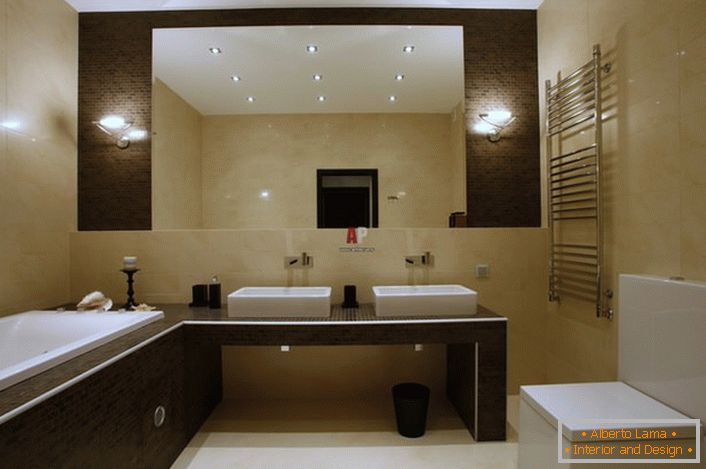 A minimalista stílusú fürdőszoba világos bézs és barna színnel díszített. 