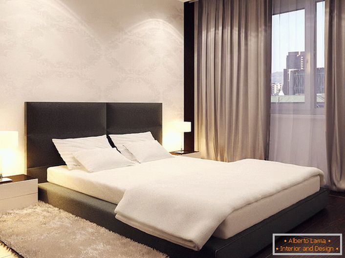 Az ágy a minimalista stílusban hasonlít egy alacsony dobogóra. A magas puha fejtámla lágyabbá és simábbá teszi a designt.
